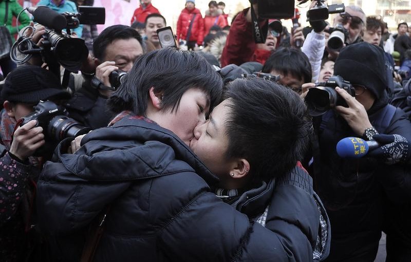 china-gay-couple_kiss