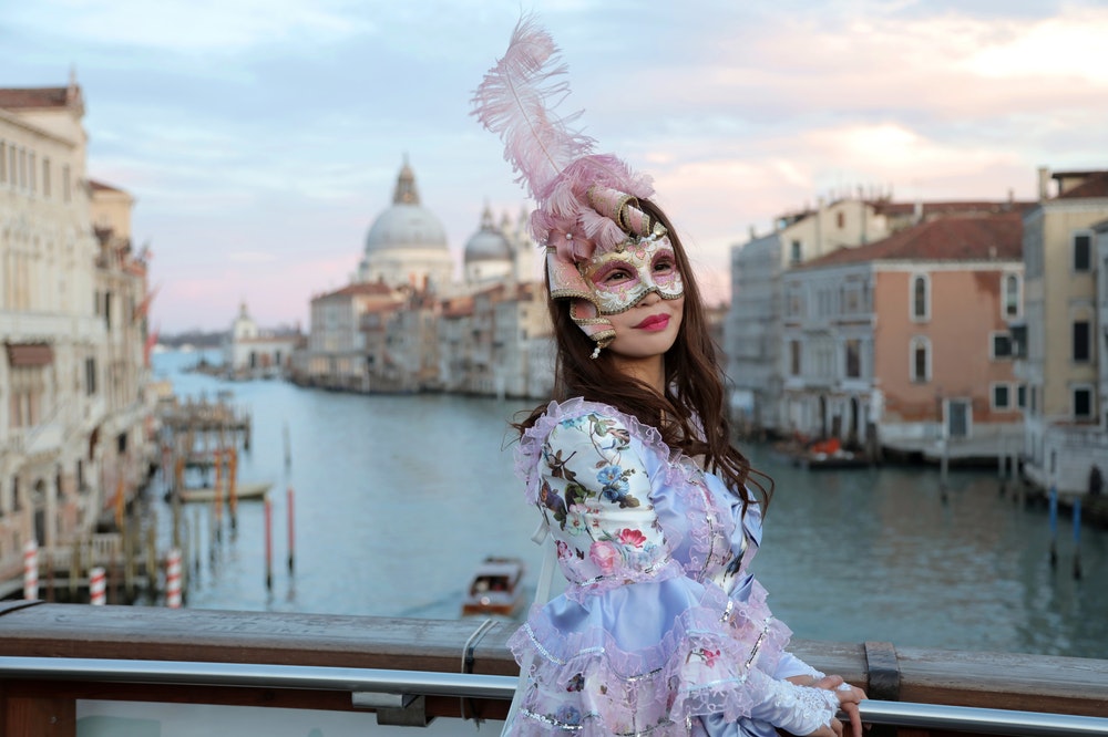 Woman travelliung in Venice.